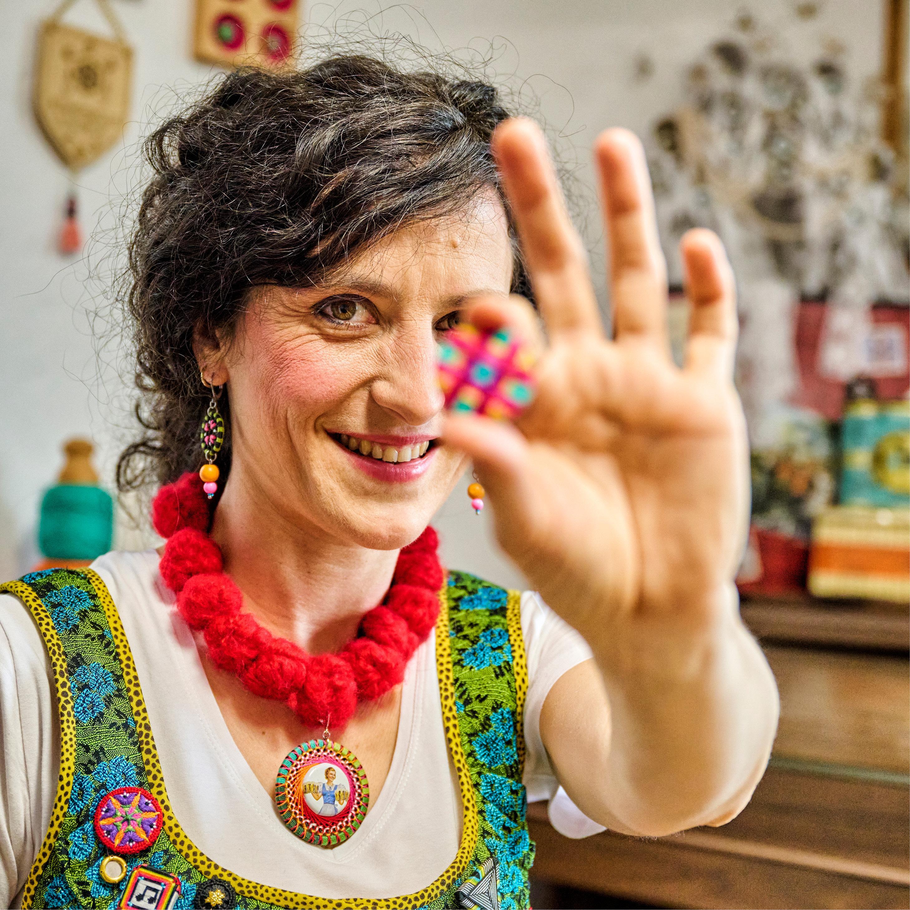 Sandra Müller: Eine Knopfmacherin über den Knopfboom, Trachten und Feierabendkappen episode artwork