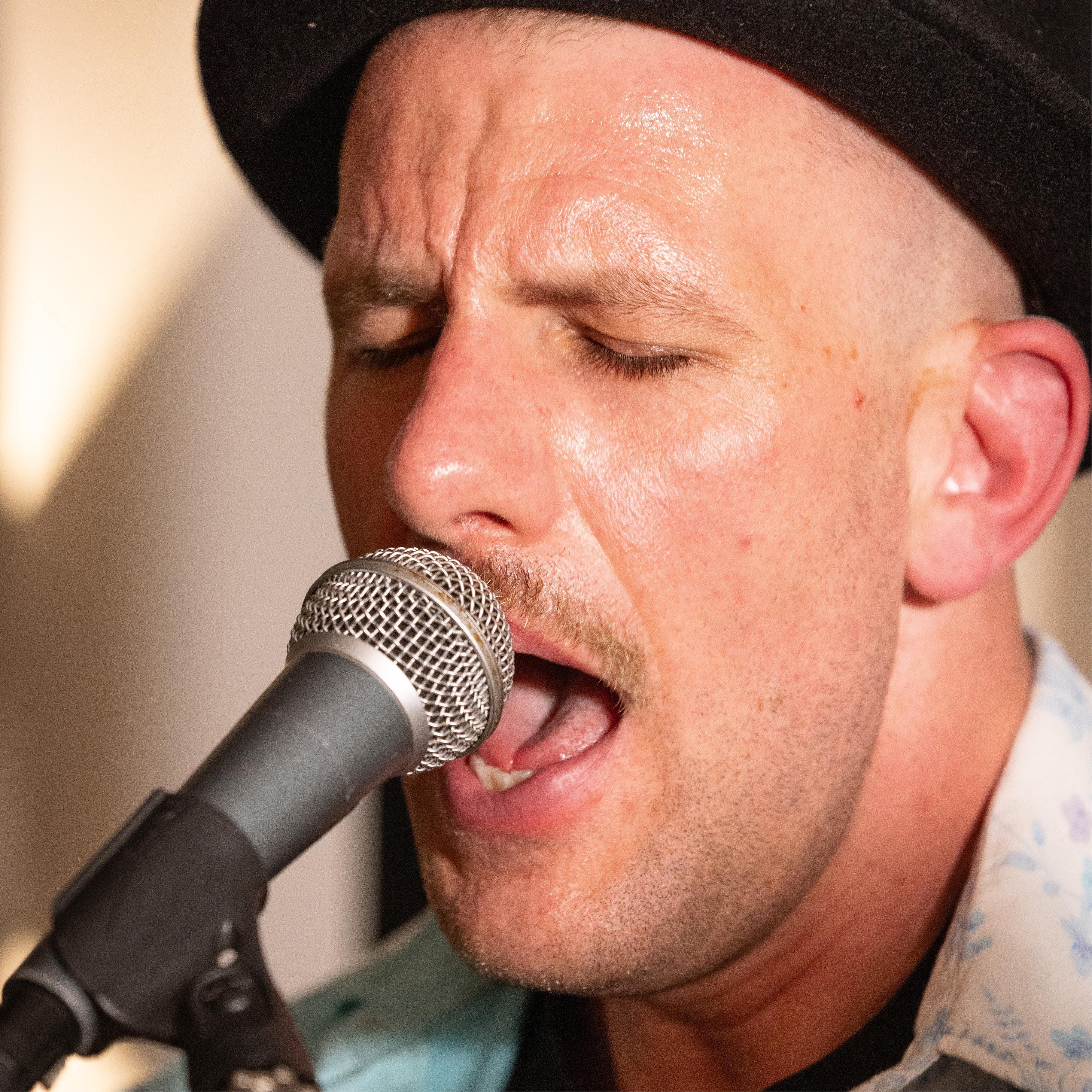 Tobi Enzl: Ein Musiker über Mundart, Musik und Heimatgefühl Tobi Enzl: Ein Musiker über Mundart, Musik und Heimatgefühl